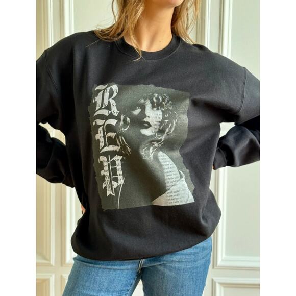 Gildan Taylor Swift Red Women Reputation Fleece Pullover Sweatshirt Size S Black - Picture 1 of 4